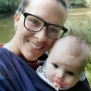 Karen met dochtertje Stella in een draagdoek